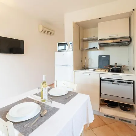 Apartman Relaxing Baia Dei Mirti B4-1 Bedroom Sleeps 4 Persons *